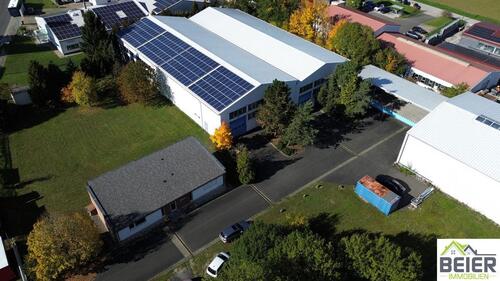 Foto - Zwei verbundene Lagerhallen mit Hochregalen und Laderampe