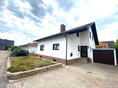 Foto - 7-Zimmer Einfamilienhaus in Rot auf großem Grundstück freistehend