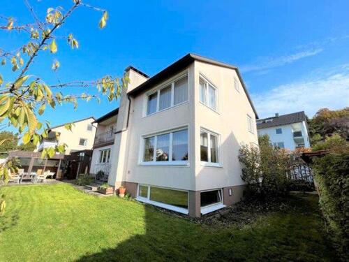 Foto - Großzügiges Einfamilienhaus mit Garten, Wintergarten & Schwimmbad