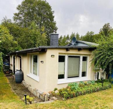 Foto - Ein separat stehendes Häuschen am Wald