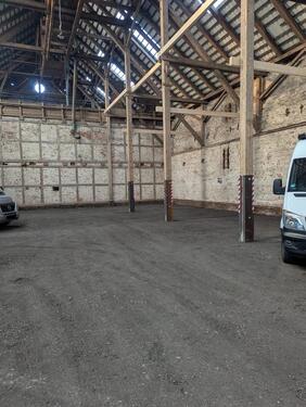 Foto - Stellplatz in geschlossener Halle Wohnmobil Auto Camper