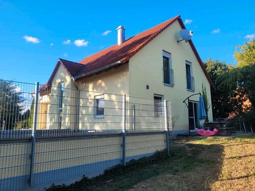 Foto - Familienidyll; Modernes Einfamilienhaus in ruhigere grüner Lage