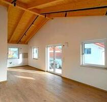 Helle 2-Zimmer-Wohnung mit Sichtdachstuhl & Balkon (Erstbezug) - Tüßling