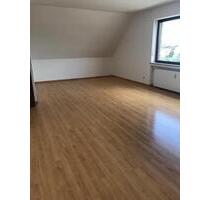 Vermiete helle 2,5 Zimmer 90 m2 Dachgeschosswohnung mit Balkon - Bornheim