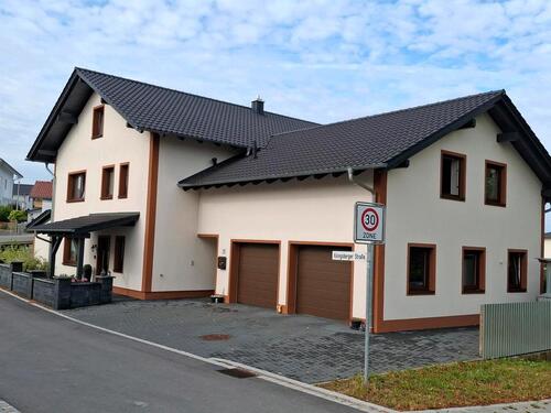 Foto - Einfamilienhaus mit Einliegerwohnung.