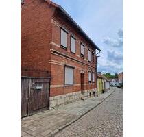 Wohnhaus mit viel Nebengelas - 180.000,00 EUR Kaufpreis, in Straußfurt (PLZ: 99634)