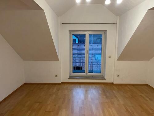 Foto - Gepflegte 4-Zi-Dachgeschoss-Wohnung mit 2 Balkonen und Garage nahe der Aubinger Lohe