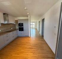 Attraktive 2-Zimmer-Wohnung – barrierefrei, mit Balkon, EBK und herrlicher Aussicht - Ochsenhausen