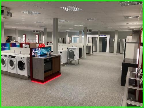 Foto - Gewerbefläche mit Lager und Parkplätzen