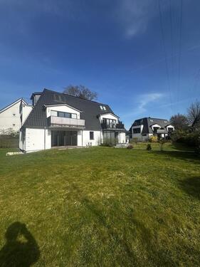 Foto - Modern, großzügig, familienfreundlich - 4 Zimmer plus 200 m2 Garten und Kfz-Stellplatz