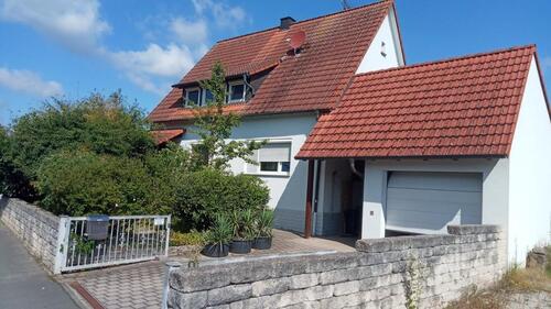 Foto - Einfamilienhaus mit Garage und Garten