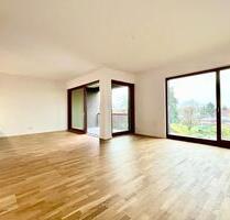 Großer Wohn- und Essbereich mit Terrasse | bodentiefe Fensterfront | EBK | Stellplatz | Wannenbad mit Dusche | 2 Schlafzimmer | HWR - Wildau