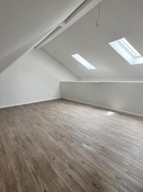 Foto - Moderne Galerie-Wohnung mit 2 Stellplätzen & Einbauküche 1000 €