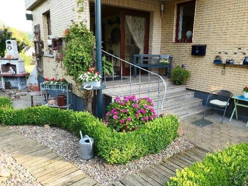 Foto - Sehr dörfliche 3-Zi-EG-Wohnung mit 24m² Wintergarten, Einbauküche, Garten, Terrasse und Carport