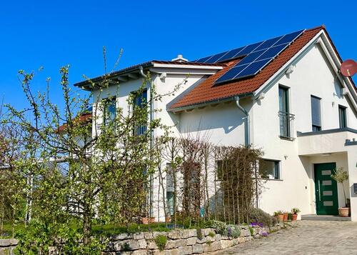 Foto - Einfamilienhaus mit Garage und PV von Privat