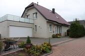 Foto - Familienfreundliches Einfamilienhaus mit Doppelgarage und Garten