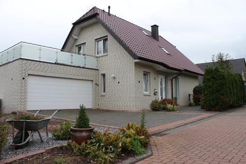 Foto - Familienfreundliches Einfamilienhaus mit Doppelgarage und Garten