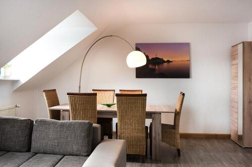 Foto - 3-ZIMMER-WHG. ÜBER DIE GANZE ETAGE (Jobcenter-geeignet)