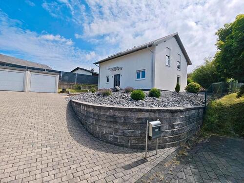 Foto - Geräumiges Einfamilienhaus mit großem Grundstück