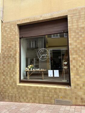 Foto - Helle Ladenfläche mit großer Schaufenster