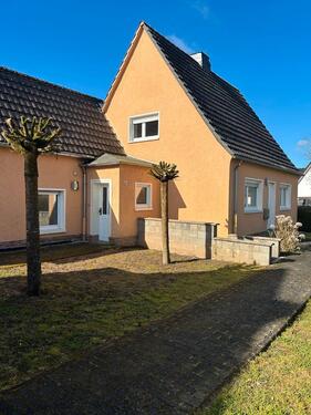 Foto - Bitburg Theobald-Simon-Str. freistehendes EFH mit 2 Stellplätzen