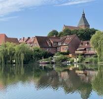 Wohnen zwischen Stadtsee und Schulsee: Stilvolle 3-Zimmer Wohnung mit Kamin und Badesteg - Mölln