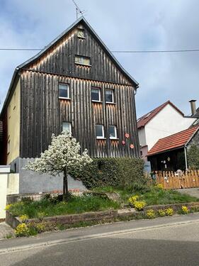 Foto - Älterer kleiner Bauernhof mit Scheune, Stall, div. Schuppen