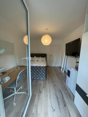 Foto - Voll möbliertes Zimmer mit Balkon
