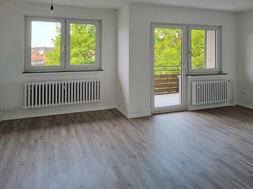 Foto - Renovierte 3-Zimmer-Wohnung mit Balkon + PKW Stellplatz
