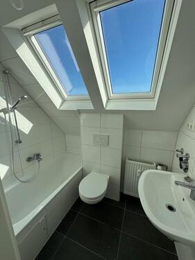 Foto - Moderne 2-Zimmer-Dachgeschosswohnung mit kernsaniertem Bad – Sofort frei!