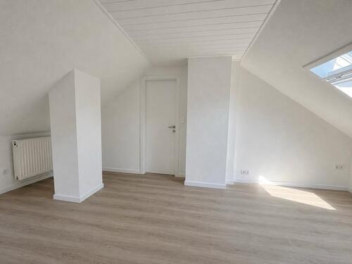 Foto - Dachgeschosswohnung mit EBK nähe Bahnhof!