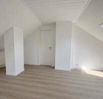 Dachgeschosswohnung mit EBK nähe Bahnhof! - Düren Distelrath