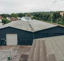 Zentrale Lagerhalle mit Rolltor – ideal für Gewerbe!