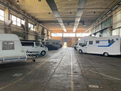 Foto - Wohnmobil Wohnwagen Stellplatz überdacht Hallenstellplatz mieten