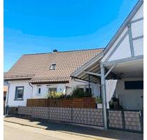 Einfamilienhaus mit Nebengebäude - Steinmauern