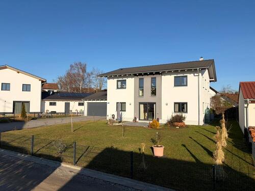 Foto - Freistehendes Einfamiienhaus mit Doppelgarage Unmöbliert