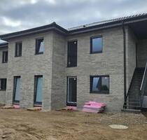 Moderne EG-Wohnung (Linke Haushälfte) mit eigenem Garten & EH 55 - Versmold