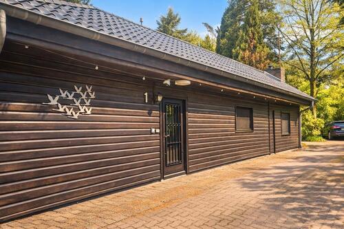 Foto - Einfamilienhaus mit Pool im Wald