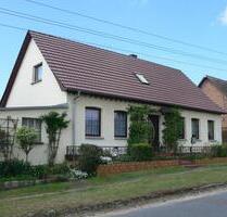 Haus mit Grundstück und Nebengebäuden - Mirow