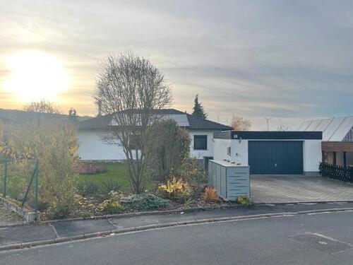 Foto - 7 Zi. Bungalow Haus mit Einliegerwohnung und PV-Anlage