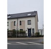 Modernes Reihenendhaus nebst 2 Garagen, Küche, Garten - Velbert