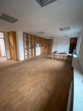 Foto - Charmantes Büro mit Echtholzparkett &-Regalen All-in-Miete