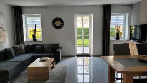 Foto - Modernes Ferienhaus mit Garten auf dem Land