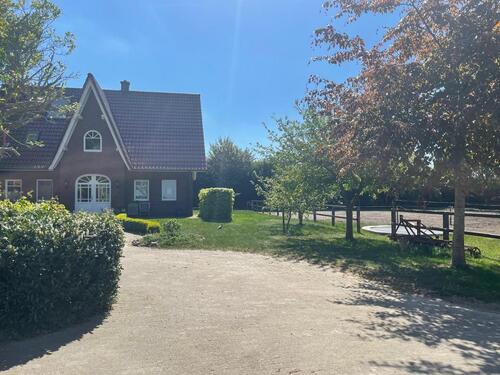 Foto - Idyllische Hofanlage mit Pferdeboxen am Ortsrand von Wardenburg
