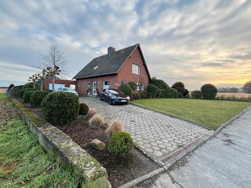 Foto - Modernisiertes freistehendes Einfamilienhaus mit großem Garten