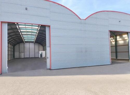 Foto - 2 Hallenbereiche + großer Hof 