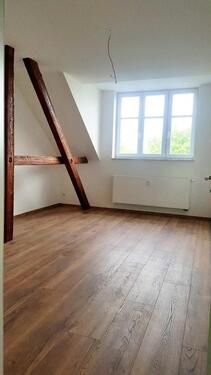 Foto - SINGLE-TRAUM MIT DESIGNBAD + Loggia + individuell mit BALKEN und SCHRÄGEN