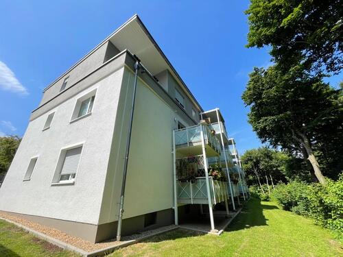 Foto - *sanierte Erdgeschosswohnung mit Balkon und Tageslichtbad in grüner Lage*