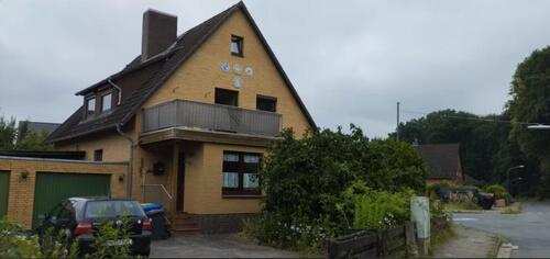 Foto - Ein-Zweifamilienhaus großer Garten und zwei Garagen