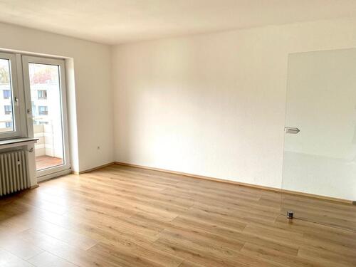 Foto - Renovierte 3 Zimmer Wohnung mit Einbauküche, Balkon und Garage
